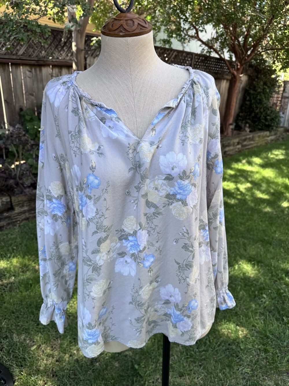 C&C California Women's Blouse L V-Neck Long Sleeve Floral Ruffle Rayon Relaxed